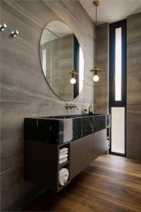 uma casa de banho com um lavatório e um espelho em Georgetown Luxury Heritage House 4BR 10Pax em George Town