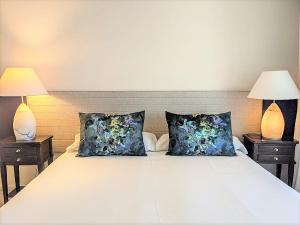 Posteľ alebo postele v izbe v ubytovaní Marina Mariola by Coral Beach + 37 fotografií