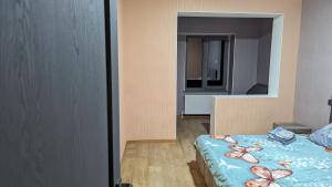 um quarto com uma cama e um espelho em Avetsiyans Home em Guiumri