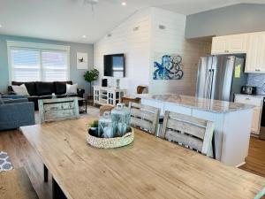 una cucina e un soggiorno con tavolo e bancone di 3 4 Time a Holden Beach