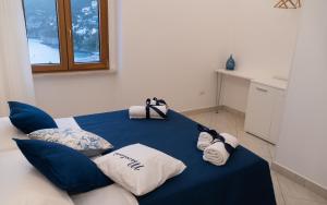 ein Zimmer mit einem blauen Tisch mit Kissen darauf in der Unterkunft Mareterè in Vietri