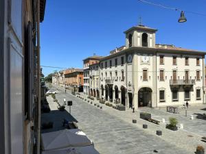 - une vue sur une rue de la ville avec un bâtiment dans l'établissement Al centro tra Modena e Bologna, à Castelfranco Emilia