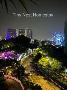 uma cidade à noite com uma roda gigante em Tiny Nest Homestay - iCity Shah Alam with Free WIFI, 5 minutes to UITM em Kampong Padang Jawa