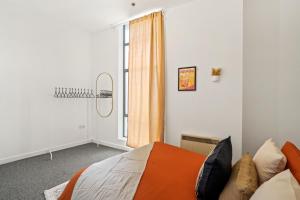 una camera con letto e finestra di Luxury London Canary Wharf 2 bed apt a Londra