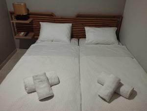 a bedroom with a bed with two towels on it at Istamos apartment in Stamnoí