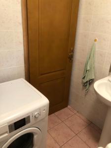 un bagno con lavatrice e lavandino di Apartman Pionirska a Sarajevo