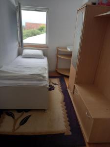 een kleine slaapkamer met een bed en een raam bij Arthur 3 in Brčko