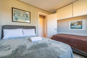 1 dormitorio con 2 camas y 1 sofá cama en Dom Pedro 304 - Stay House Temporada, en Canela
