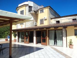 une maison avec une terrasse et un bâtiment dans l'établissement Hotel Borgo Antico, à San Severino
