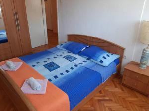 um quarto com uma cama azul com toalhas em Apartment Mia em Sibenik