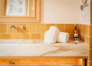 un bagno con due asciugamani seduti su un lavandino di Casa Bassa a Valencia