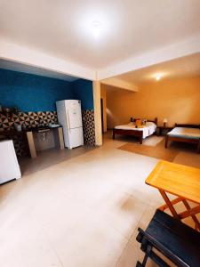 casaOCA في لينكويس: غرفة معيشة مع ثلاجة وطاولة