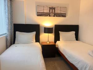 1 dormitorio con 2 camas y una lámpara en una mesa en DEPARTAMENTO La PAZ De 2 HABITACIONES, en Lima