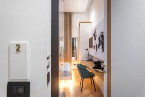 pasillo con escritorio y silla en una habitación en Hibrido, en Palermo