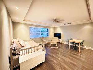 フォート・ローダーデールにあるFt Lauderdale - Oasisのベッドとダイニングルームのある部屋