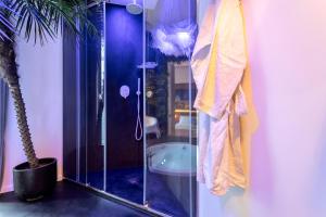 Un baño con ducha con puerta de cristal. en Hibrido, en Palermo 32 fotos más