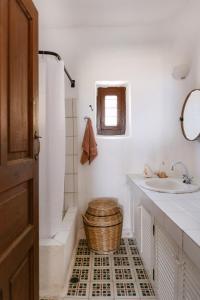 a bathroom with a tub and a sink and a toilet at Villa Unica in Yiannioú