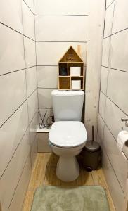 baño con aseo y caja encima en Nauji, jaukūs apartamentai, en Klaipėda