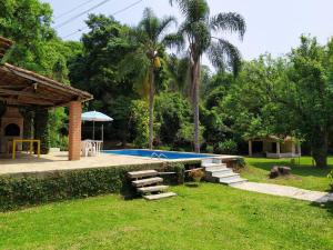 - une piscine avec des escaliers à côté d'une maison dans l'établissement Sítio Casarão, à Nazaré Paulista