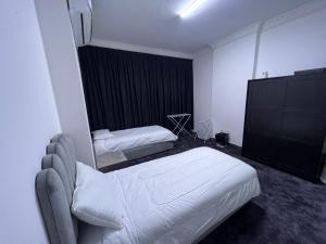 una habitación de hospital con dos camas. en Dinar apartments - twin bed, en Abu Dabi
