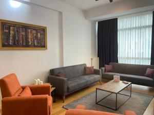 ein Wohnzimmer mit 2 Sofas und einem Tisch in der Unterkunft Luxury Fully Furnished Apartment in Istanbul