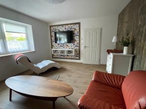 ein Wohnzimmer mit einem Sofa und einem Tisch in der Unterkunft Ferienwohnung „Haus Herbert“ Wohnung „Emma“ 