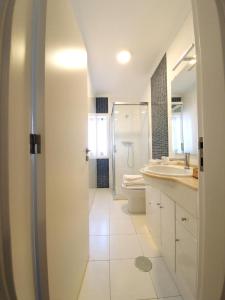 uma casa de banho com um chuveiro, um WC e um lavatório. em Sonetos - Guest House no Porto