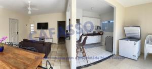uma sala de estar e uma cozinha com um sofá e uma mesa em CASA PÉ NA AREIA COM PISCINA A 10mts ENSEADA no Guarujá