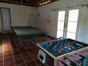 Cette chambre comprend une table de ping-pong. dans l'établissement Sítio Casarão, à Nazaré Paulista