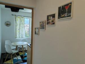 ein Esszimmer mit einem Tisch und einem Fenster in der Unterkunft Alexander Apartments Kyustendil in Kjustendil