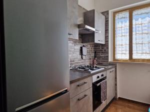una cucina con stufa in acciaio inossidabile e finestra di Relax House a Petacciato
