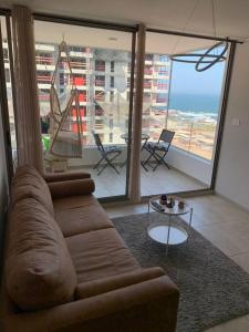 sala de estar con sofá y mesa en Comodo y divertido espacio, en Antofagasta