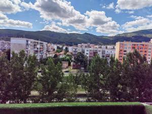 uma vista para uma cidade com edifícios e árvores em Alexander Apartments Kyustendil em Kyustendil