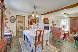 cocina y sala de estar con mesa y sillas en Historic Fort Smith Cottage Less Than 1 Mi to Downtown! en Fort Smith