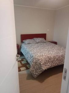 1 dormitorio con 1 cama en una habitación en Comodo y divertido espacio, en Antofagasta