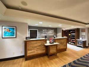 uma sala de espera com boas-vindas à loja de vinhos em Hampton Inn & Suites Clearwater/St. Petersburg-Ulmerton Road em Clearwater