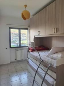 een slaapkamer met een stapelbed en een raam bij Casa Vacanze Carlà Formia in Formia
