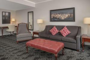 Posezení v ubytování Embassy Suites by Hilton Portland Downtown