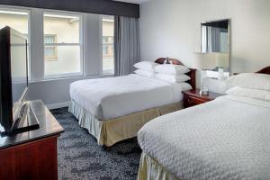 Postel nebo postele na pokoji v ubytování Embassy Suites by Hilton Portland Downtown