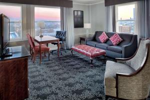 Posezení v ubytování Embassy Suites by Hilton Portland Downtown