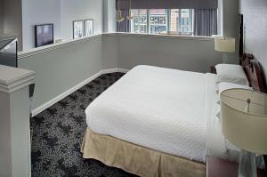 Postel nebo postele na pokoji v ubytování Embassy Suites by Hilton Portland Downtown