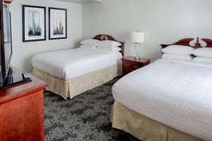 Postel nebo postele na pokoji v ubytování Embassy Suites by Hilton Portland Downtown