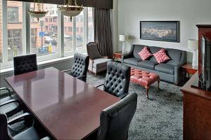Posezení v ubytování Embassy Suites by Hilton Portland Downtown