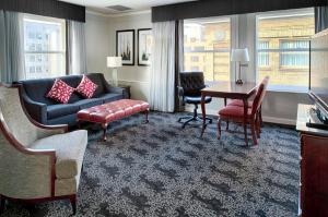 Posezení v ubytování Embassy Suites by Hilton Portland Downtown