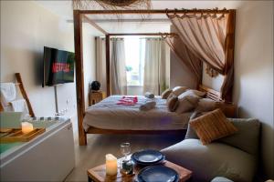 ein Schlafzimmer mit einem Bett mit einem Teddybär drauf in der Unterkunft Love&Spa in Le Grau-du-Roi
