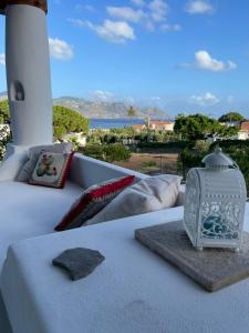un tavolo bianco con vista sull'oceano di MIravilla Salina a Lingua