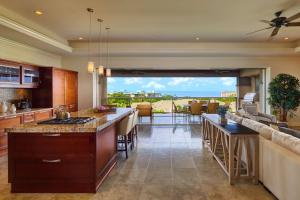 cocina grande con vistas al océano en Ho'olei at Grand Wailea en Wailea