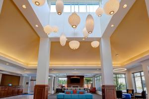 een grote lobby met een groot plafond met kroonluchters bij Hilton Garden Inn Tampa Northwest/Oldsmar in Oldsmar