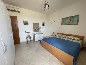 um quarto com uma cama, uma secretária e uma cadeira em Bilocale al centro del Salento em Muro Leccese