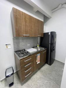 een keuken met een fornuis en een koelkast bij Apartamento Completo 601 in Medellín